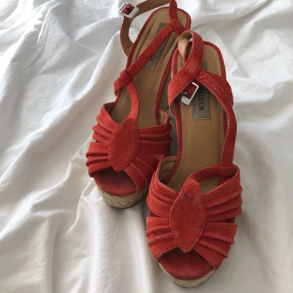 📢2/$30!! Steve Madden Coral Wedges